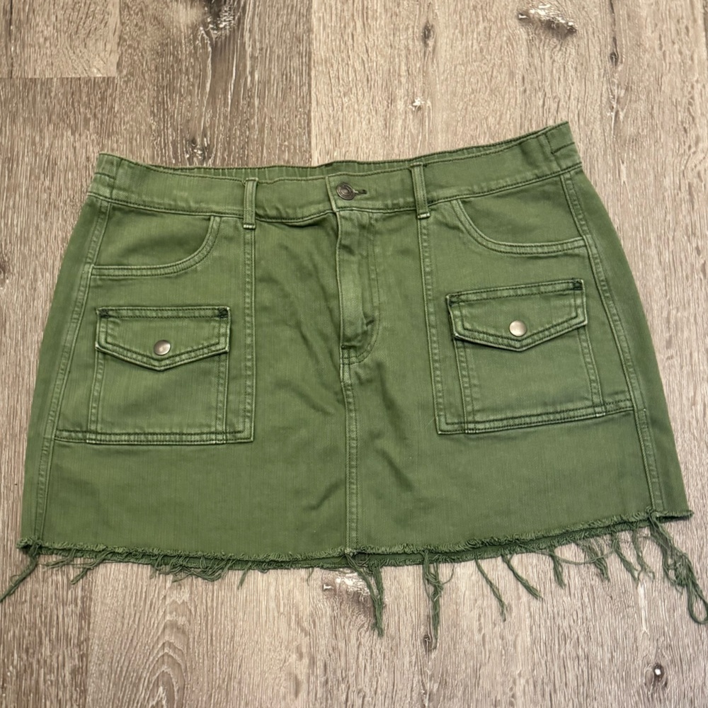 Aerie Olive Green Utility Mini Skirt Size Large Raw Hem Cargo Style